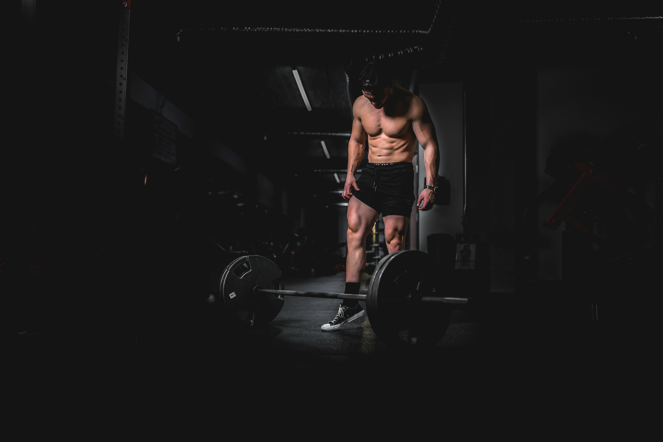 Атлет JOHN GYM со штангой